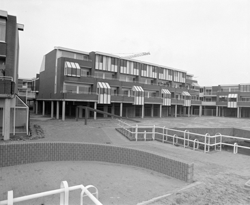 884535 Gezicht op een gedeelte van het winkelcentrum Lunetten (Hondsrug) te Utrecht, met links het kunstwerk 'de ...